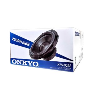 برخورداری از طراحی هوشمندانه شرکت اونکیو ساب ووفر مدل Onkyo X-W305S را کاملاً هوشمندانه طراحی کرده است. زیرا این ساب ووفر به دلیل برخورداری از محدود کننده ها و فیلترهای گذر بالا حتی در فشارهای بالا نیز می تواند بهترین عملکرد را ارائه دهد. البته ناگفته نماند که این ساب وفور مجهز به یک آمپلی فایر با توان حداکثر توان 2000 وات و توان اسمی 300 وات است. به همین دلیل صداهای پایین را با بیس قدرتمندتر و محکم تر از محدوده مورد انتظار پخش می کند. ناگفته نماند که بین قدرت این ساب ووفر و قدرت آمپلی فایر آن تطابق مطلوبی برقرار است. به همین دلیل صداهای بالا نیز در آن بدون هیچگونه افت کیفیتی ارائه می شوند. کیفیت ساخت ایده آل دیگر ویژگی خوب این محصول برخورداری از طراحی مقاوم و مدرن است. به عبارت دیگر شرکت اونکیو برای ساخت این محصول خود از آلومینیوم درجه یک استفاده کرده و همچنین برای آن یک پوشش مشکی مات تعبیه کرده است. به همین دلیل این ساب ووفر علی رغم برخورداری از طراحی ظاهری زیبا و خیره کننده در برابر گرما و دیگر عوامل مخرب نیز کاملا مقاوم است. همچنین در استفاده های طولانی مدت نیز کاملاً خنک باقی می ماند.