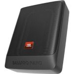 ساب اکتیو جی‌بی‌ال مدل BASSPRO NANO یکی از بهترین گزینه‌ها برای علاقه‌مندان به سیستم‌های صوتی خودرو است که به دنبال صدای بیس قدرتمند و کیفیت بالای صدا هستند. این محصول با طراحی جمع و جور، امکان نصب راحت در فضای محدود خودرو را فراهم می‌کند و تجربه صوتی حرفه‌ای ارائه می‌دهد. طراحی فشرده و مناسب فضای محدود خودرو یکی از ویژگی‌های برجسته BASSPRO NANO، ابعاد فشرده و طراحی کم‌جا آن است که به راحتی زیر صندلی یا در فضای صندوق عقب خودرو نصب می‌شود. این طراحی هوشمندانه باعث می‌شود بدون کاهش کیفیت صدا، فضای داخلی خودرو حفظ شود و کاربران بتوانند از سیستم صوتی حرفه‌ای لذت ببرند. تولید صدای بیس قدرتمند با کیفیت JBL ساب اکتیو جی‌بی‌ال BASSPRO NANO با فناوری پیشرفته JBL، قادر است فرکانس‌های پایین را با قدرت و وضوح بالا بازتولید کند. این ویژگی باعث می‌شود موسیقی‌های هیجانی، صحنه‌های اکشن فیلم‌ها و جلوه‌های صوتی بازی‌ها در خودرو با کیفیتی بی‌نظیر و واقعی شنیده شوند. شدت بیس قابل تنظیم است و کاربر می‌تواند آن را مطابق با فضای خودرو و سلیقه خود تنظیم کند.